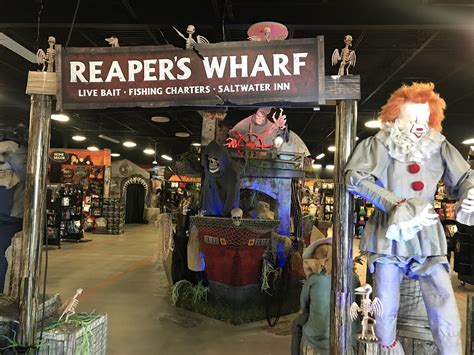Spirit halloween locations 2023 - Spirit Halloween considers locations in anywhere from strip centers to shopping malls, with square footage ranging between 5,000 and 50,000. "No store is too large or too small," the company told ...